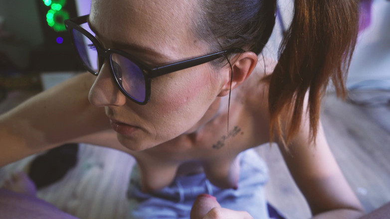 Alicia Robertz: Bratty nerdy dívka si hraje s předkožkou, saje ptáka, pak...