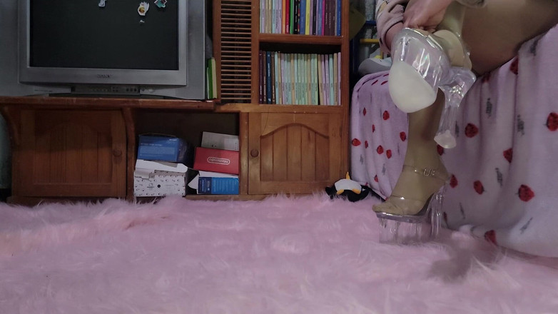 Crystal Phoenix: Topuklu Kız Çıplak Soyundu ve Onu KaydEdiyor