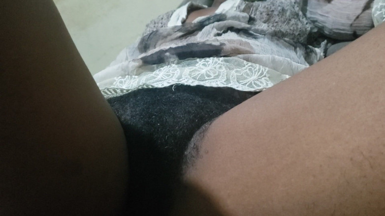 Lovemina: 阴户特写带来诱人的挑逗和亲密的深夜能量，充满了挑衅性的幻想