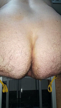 풍성한 진동과 커다란 투명한 딜도가 내 엉덩이를 가까이서 박고 있어, 넓게 열린 바닥
