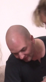 Trio seks met sexy rijpe vrouw in lingerie, visnetten en hakken
