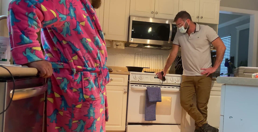 Huzzbearz: 当管家家伙修复烤箱时，鸡巴出来