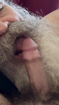 Nutre papà con dei grandi baffi un carico cremoso