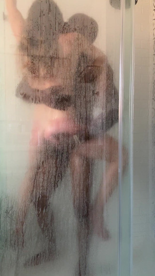 Jackrackemxxx: Ateşli evli kadını duşta sikiyor