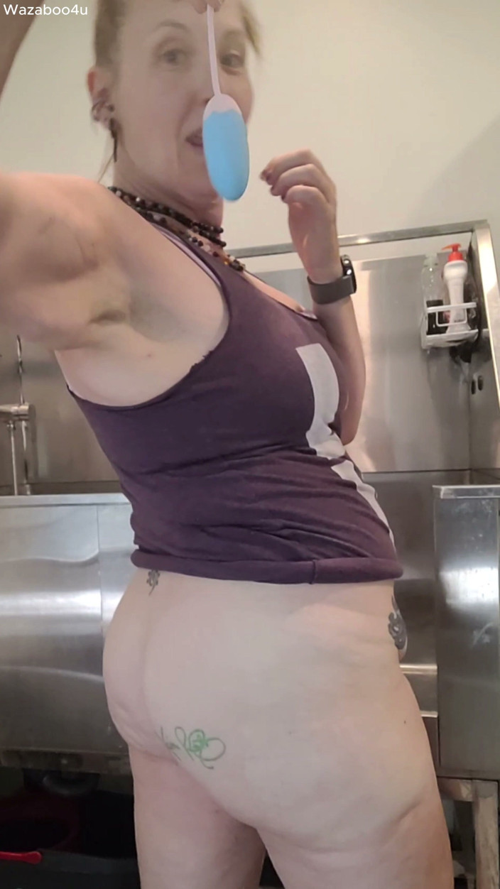 wazaboo4u: Using a Shower Head at Work to Make My Pussy...