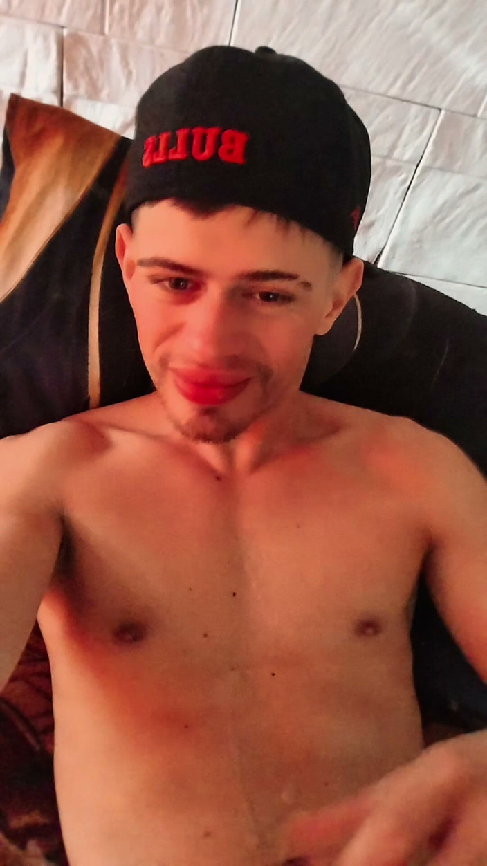 Soy Bruno: Mi masturbo nella stanza della mia amica fino a quando...