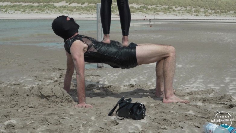 Kinky Mistresses: Sandiga fötter och trampning
