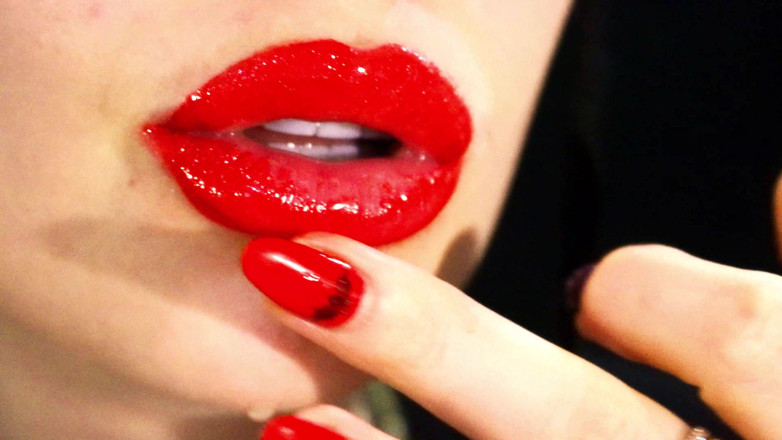Goddess Misha Goldy: Labbra rosse e un gioco con liquidi e saliva! Latte...
