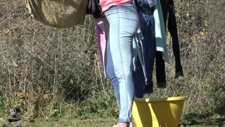 Aqua Pola: Làm ướt quần jean khi treo quần lót