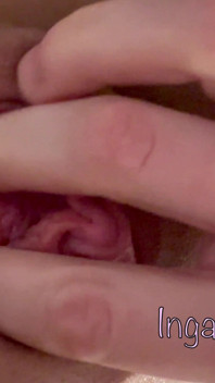Mädchen-masturbation im badezimmer