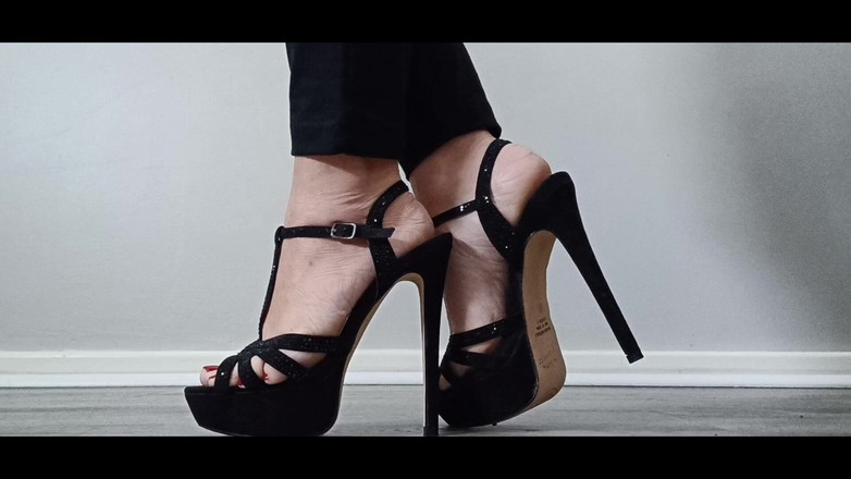 Kinky Lyrical: Güzel strappy stilettos ve ayaklar