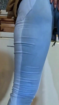 Lo Zoccolo Di Cammello MILF Balla, Stuzzica & Piscia Nei Suoi Jeans - Fantasia Fetish Bagnata 335