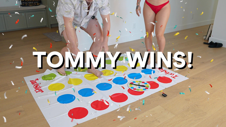 Tommy Wood XXX: Büyük götlü latin Tom Games podcast'inde çıplak uno ve twister oynuyor