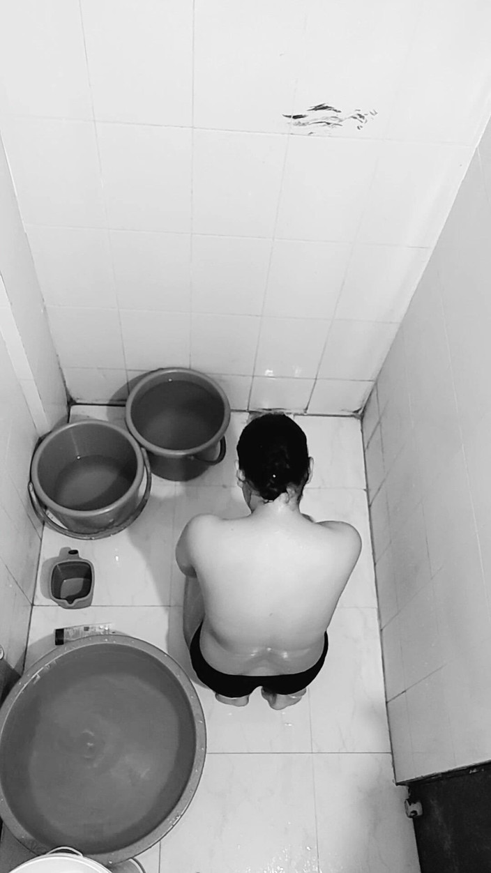 Khushboobhabi: デジ・バービはバスルームでお風呂に入っていた