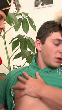 Bărbat bisexual stând pe o pulă în timp ce o curvă țâțoasă se joacă cu pula lui
