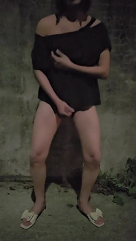 Transsexual Ting Xuan ao ar livre ejaculação em suas pernas sensuais