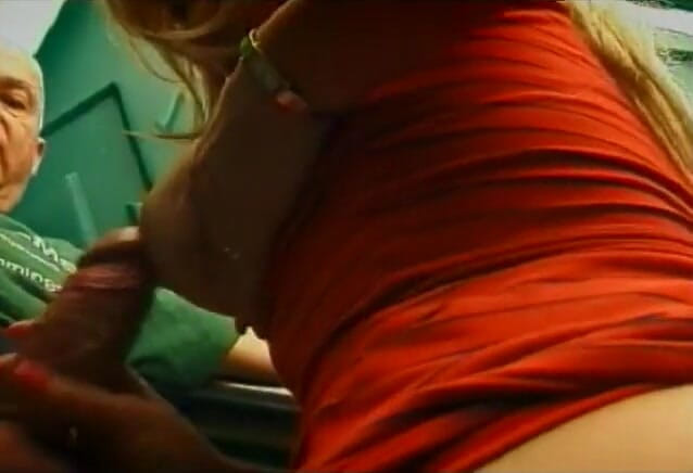 Fuck me Hard: Jantan tua mengongkek MILF blonde di tandas luar