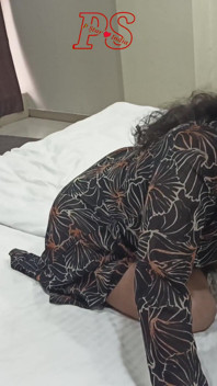 Casal recém-casado curtindo sexo em quarto de hotel