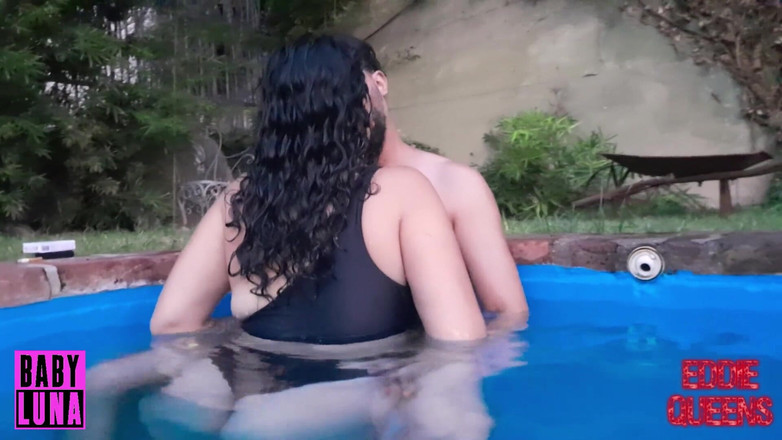 Babyluna939: 私はエディ・クイーンズの一族同窓会でプールで義理の妹とこっそりセックスします