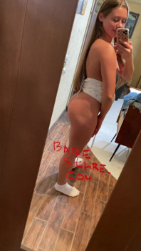 Splendida ragazza posa nuda per noi
