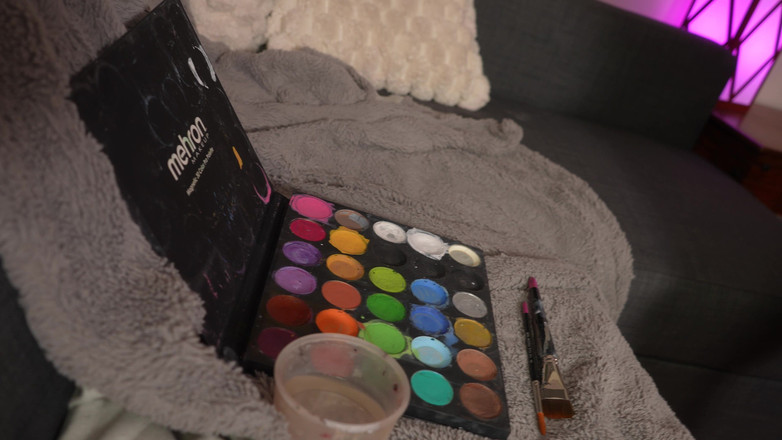 Em Yang: POV: kitty body-paint neukervaring