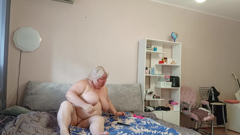 Zona901: Krzywego sąsiada masturbuje się pulchną cipką przed kamerą