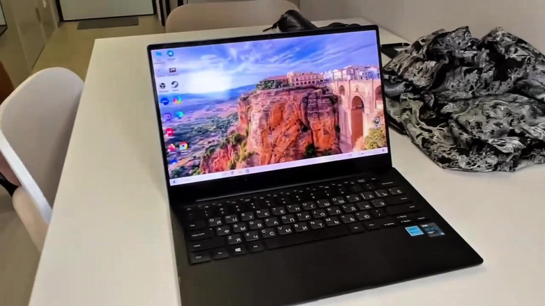 MurAmurr: 性感熟女秘书没有能力做她的工作！但她有吹箫的技巧！