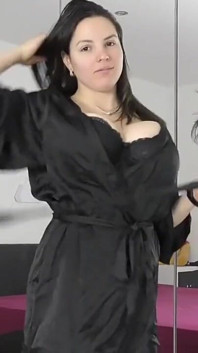 Talia Amanda filmează pentru Myboobs în lenjerie sexy în Oglindă
