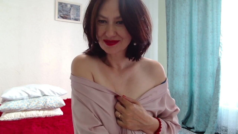 ANGELA_LADY: MILF in weißen strümpfen schob ihr spitzen weißes höschen in...