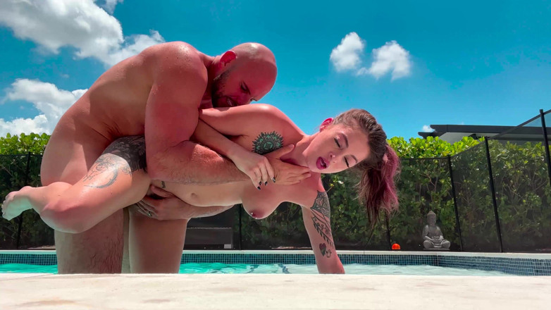 J-Mac: Das vollbusige schätzchen maddy may wird am pool von großem...