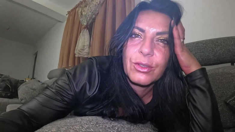 MilfyCalla: Palenie Uległa MILF - Masturbacja, Dirty Talk &amp; Leather Fetish 304
