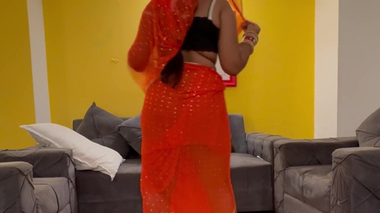 desi_babe1234: Une belle-mère indienne à gros cul soulève son sari pour chevaucher...