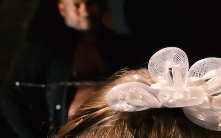 BestPorn85: Aurora snow si sgrilletta la figa mentre viene analizzata