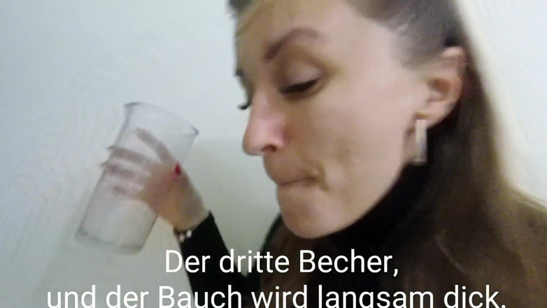 Adele Amber: đo cup đầy nước tiểu ...
