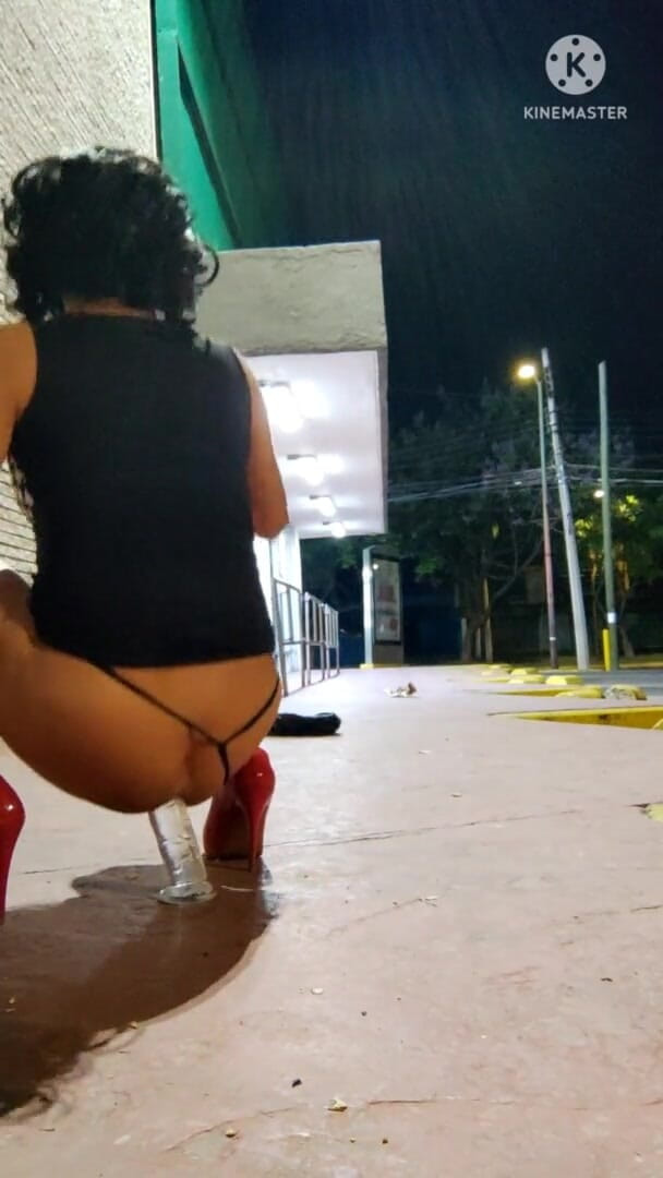 Traviezisha: Geile Sissy spielt mit transparentem dildo auf dem Parkplatz im...