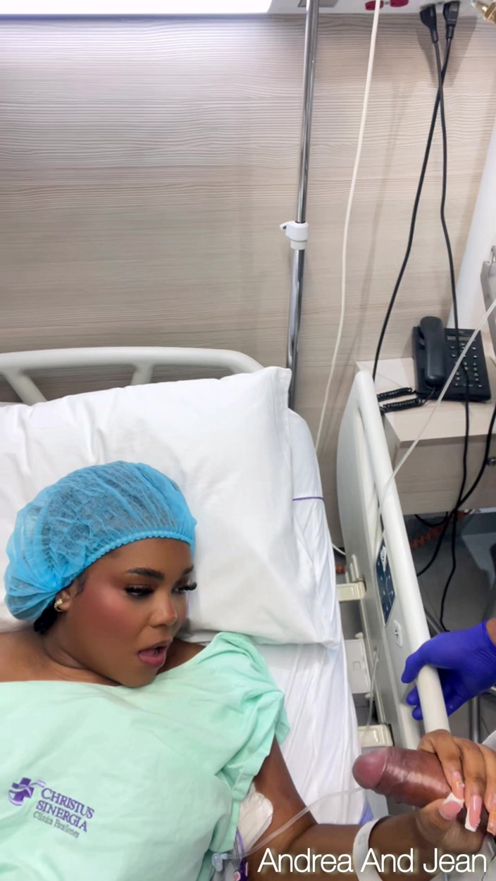 AndreaAndJean: Geile dokter, neukt zijn patiënt en laat haar tieten vol...