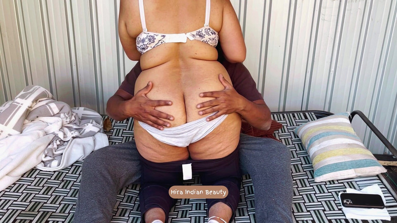 Hot 365 Entertainments: Curul rotund al mătușii Desi grase se fute cu degetul în...