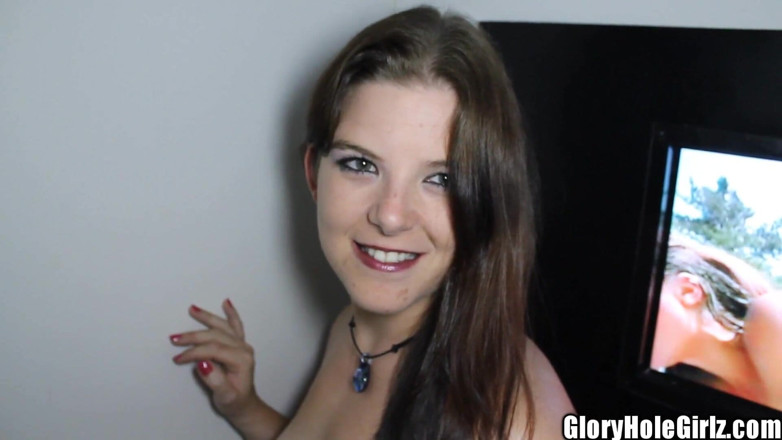 Glory Hole Girlz: Brunetki kobiety ssące swój pierwszy biały kutas