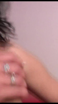 Ragazza tedesca deve succhiare il cazzo e usare la sua mano per farlo venire