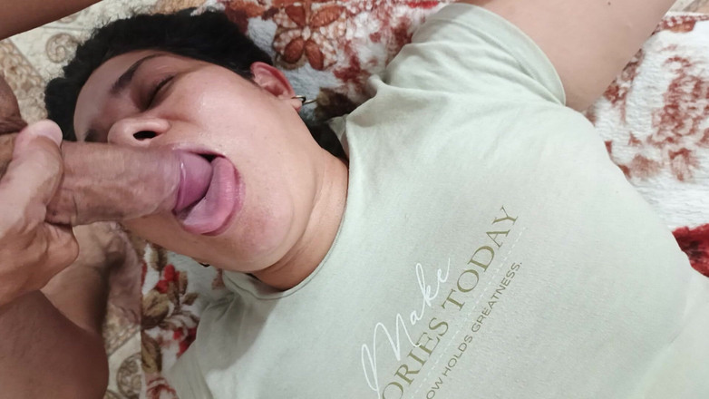 Valkyrieandluigy: 펠라 아름다운 여친 깊은 목구멍