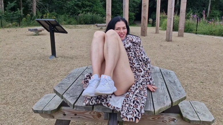 Nicky Brill: Pussy Close up Outdoor and Pissing