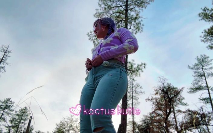Kactus kutie: 大きな戦利品パープルKutieは屋外でおしっこ