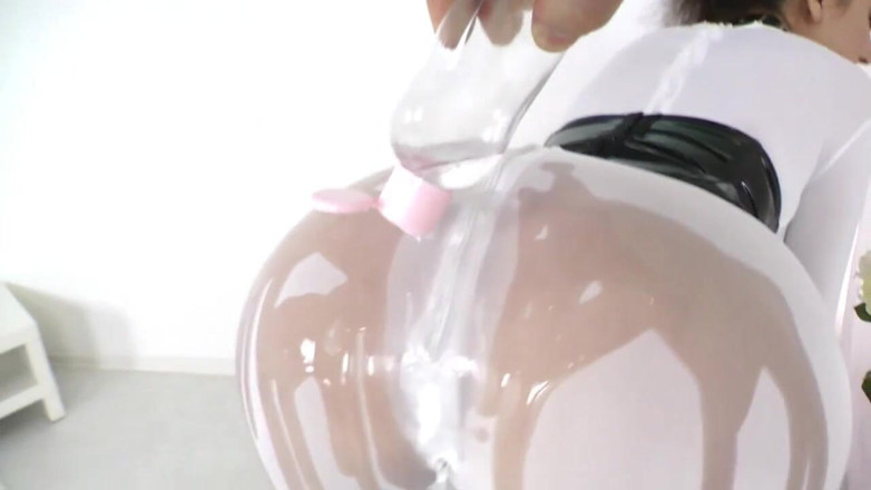 Monster Cocks: MILF masturbuje się Wielkim Dildo, a następnie zostaje zerżnięta w...