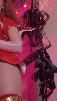 BDSM paní PVC zlaté červené vinylové hračky čůrák fetiš boty femdom