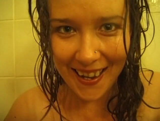 Flash Model Amateurs: La mora paffuta si sta divertendo in bagno