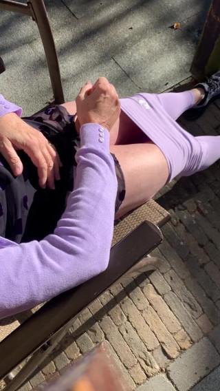 Louise: Colanți mov ejaculează