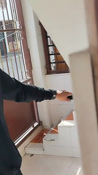 Perverse stiefbroer betrapt zijn jonge latina stiefzus naakt en neukt haar poesje hard