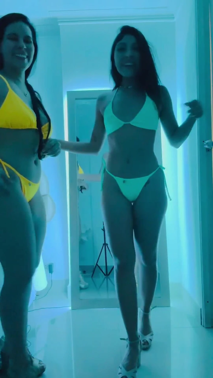 Vika_Sexting: Provando i miei costumi da bagno