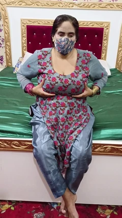 Горячая бхабхи дези Shilpa давит на ее большие сиськи и мастурбирует дилдо