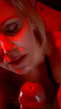 Классическая Julia Ann курит